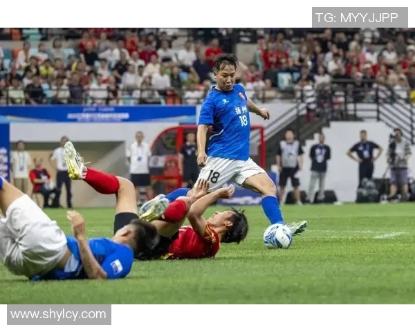 足球明星踢门的瞬间是谁引发了球迷的热烈讨论与关注 足球明星踢门的瞬间是谁引发了球迷的热烈讨论与关注