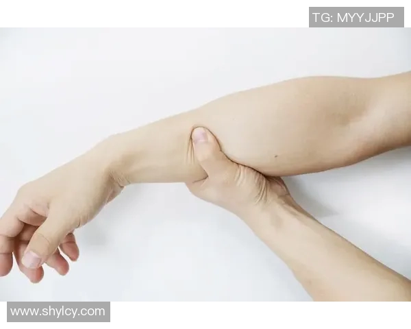 哑铃训练后手臂酸痛无法伸直的原因及缓解方法分享